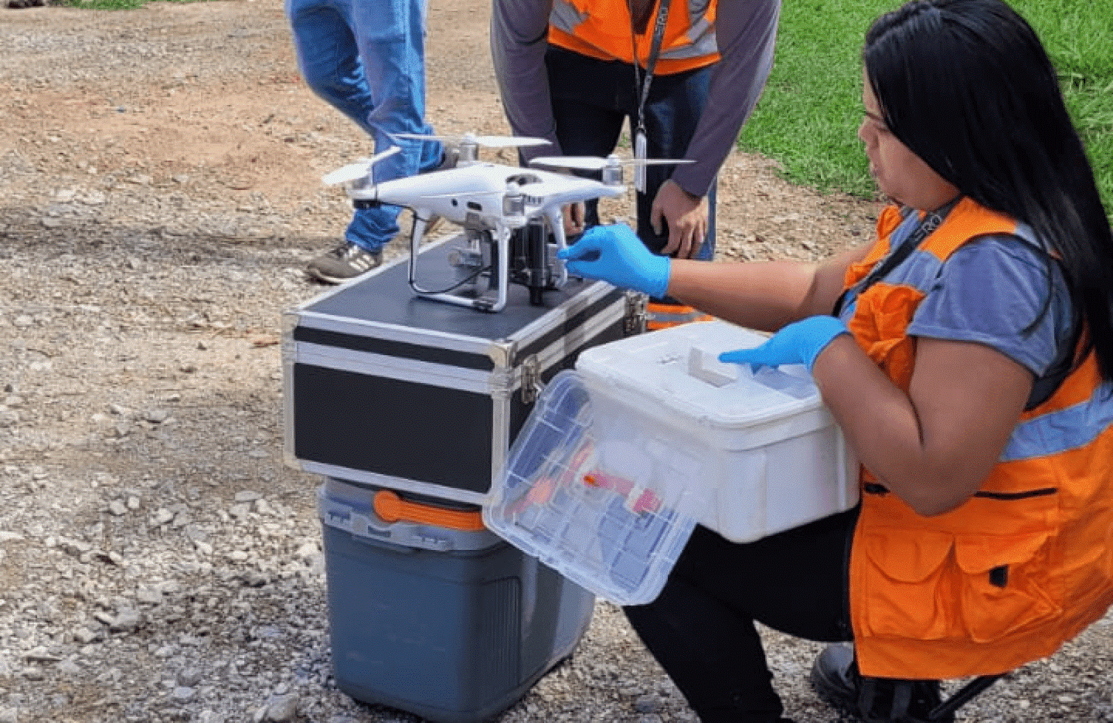 Agentes de endemias utilizando drone para mapeamento e combate as arboviroses e prevenção da dengue.