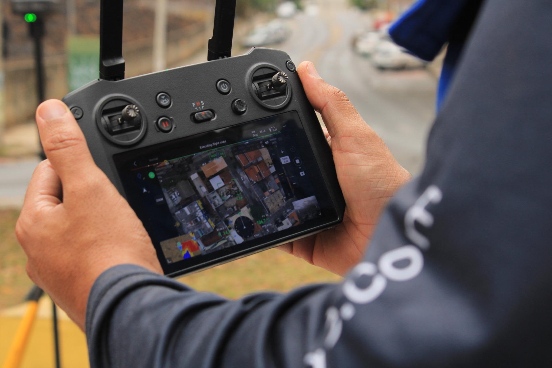 A geotecnologia auxilia na gestão e prevenção de arboviroses em áreas de difícil acesso, utilizando imagens de satélite, drones e SIG para mapear focos do Aedes aegypti e otimizar estratégias de controle. Essas tecnologias permitem uma resposta mais eficiente e direcionada, reduzindo impactos das doenças na saúde pública.