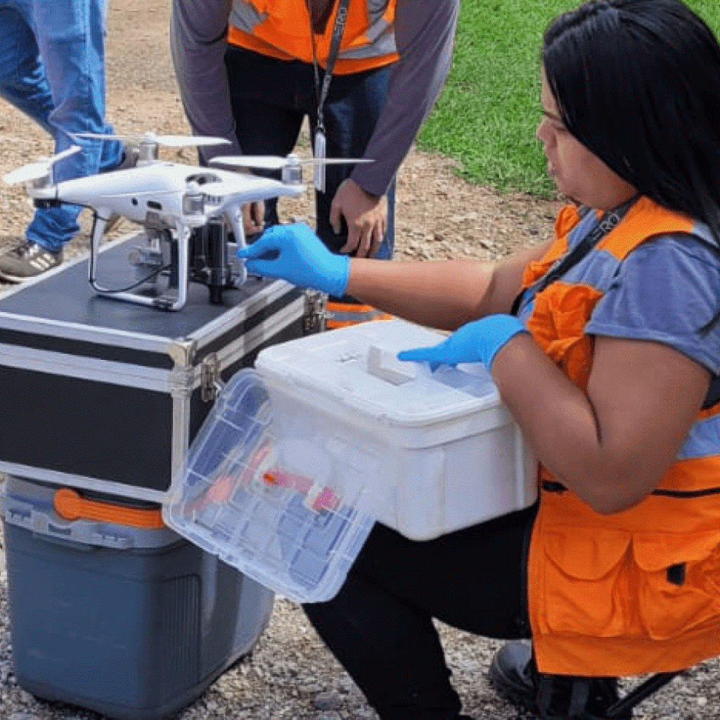 Agentes de endemias utilizando drone para mapeamento e combate as arboviroses e prevenção da dengue.